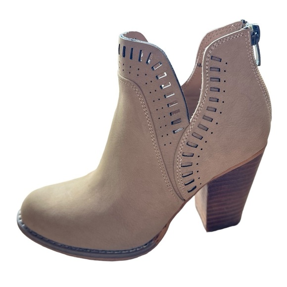 Steve Madden Cream Ankle Boots - Picture 2 of 7